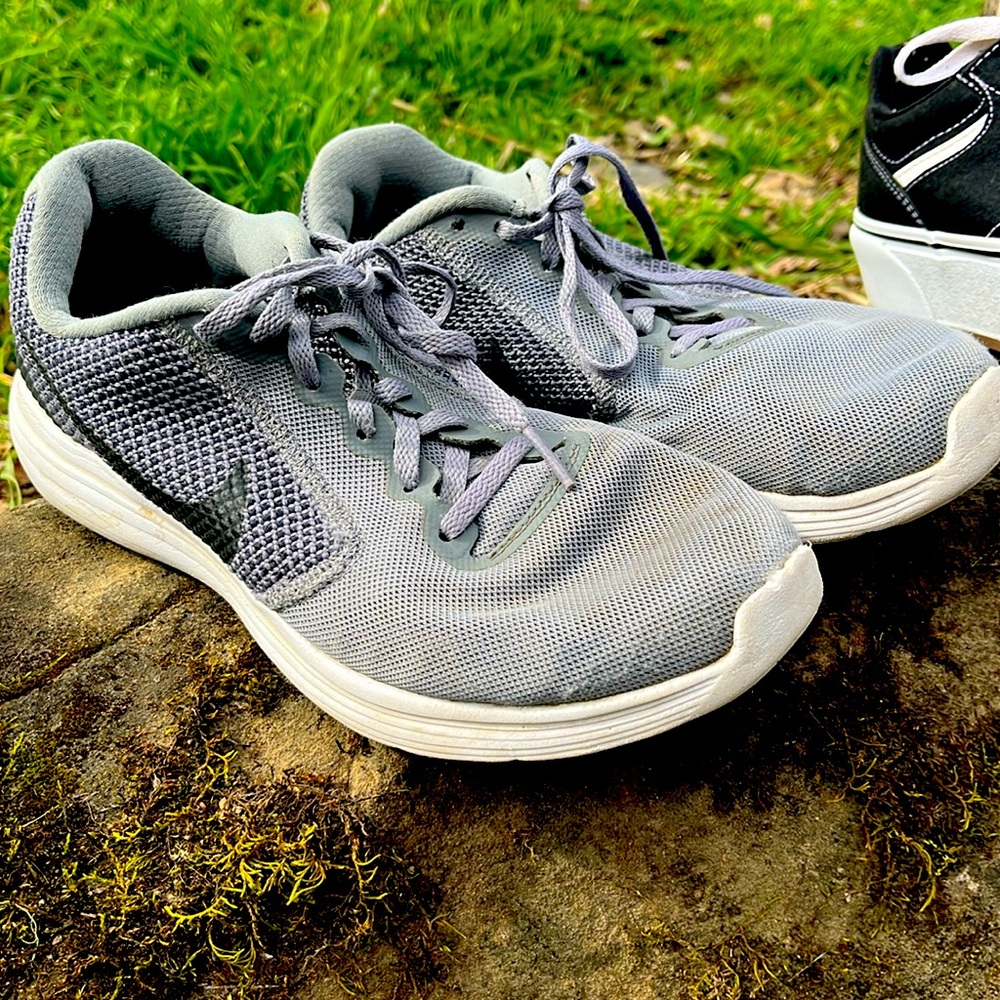 Lightly worn black and grey Nike running shoes!